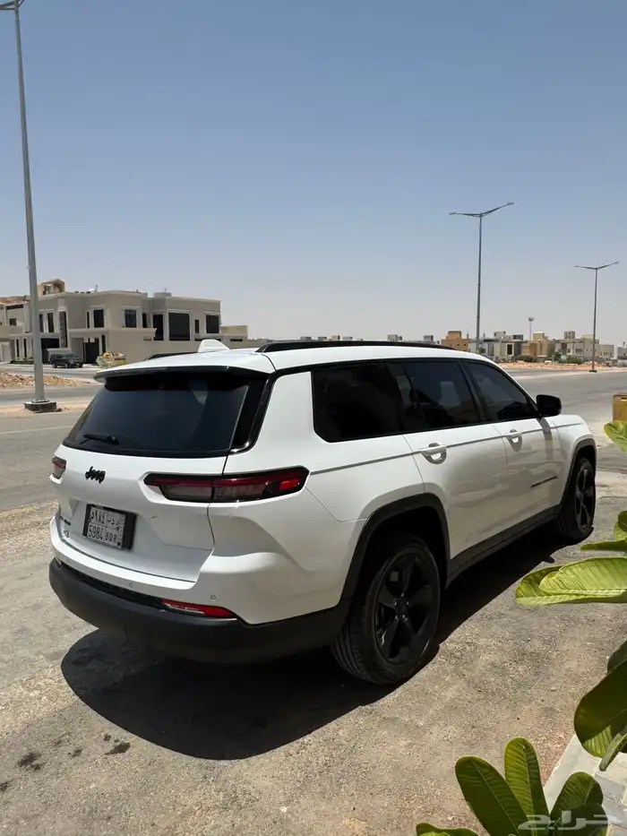 جراند شيروكي 2022 التيتيود بسعر طيب 3