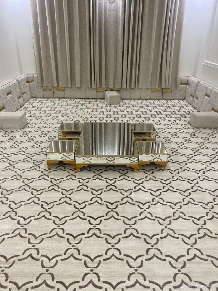 مساند و طاولة و ستارة و فرشة جديده للبيع 1