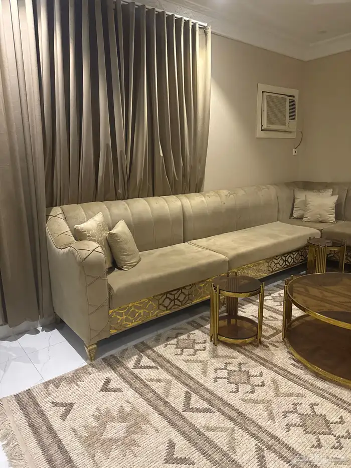 كنب نظيف مع الطاولات والستاير 0