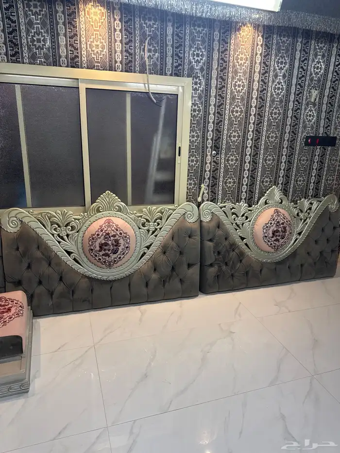 كنب مجلس كبير وفخم ومرتب ونظيف جدا عشر قطع مع طاوله مع ستار 0