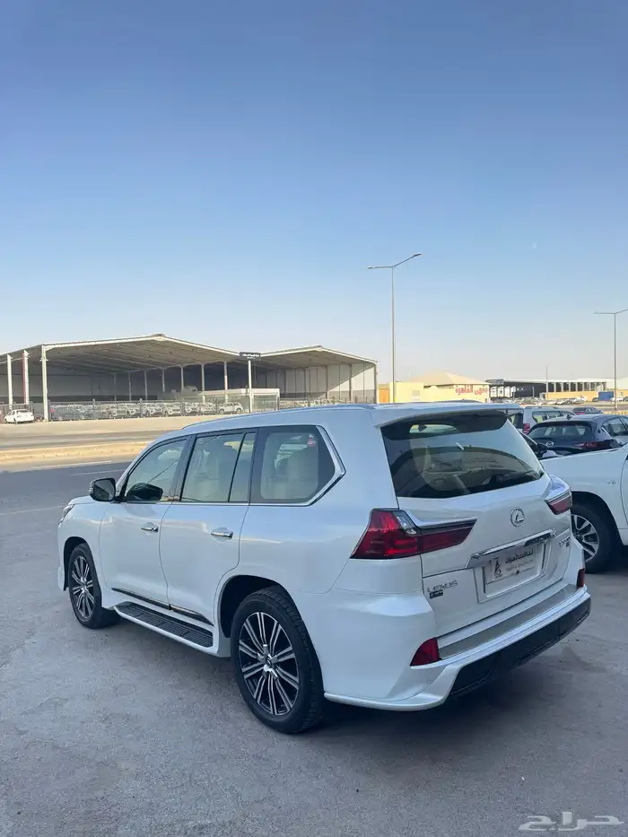للبيع لكزس 2019 LX570 - بحالة الوكاله 4