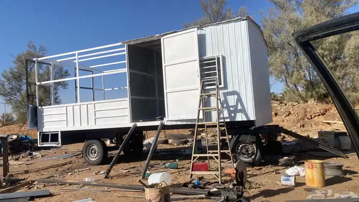 الطول 6 متر والعرض 3 متر للبيع جديده 0