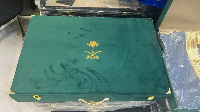 صناديق   هدايا   فاخرة بشوت رجالية ملكية ومشالح 3