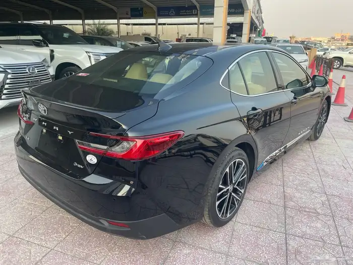 تويوتا كامري LE هايبرد 2025 اصفار اسواد 5