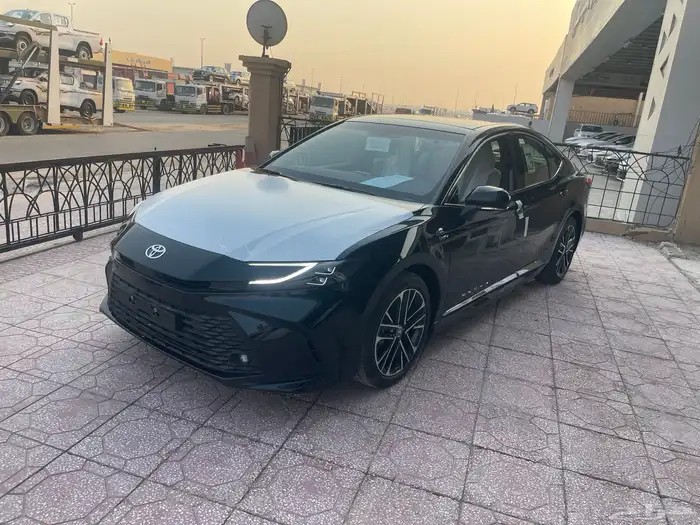 تويوتا كامري LE هايبرد 2025 اصفار اسواد 2