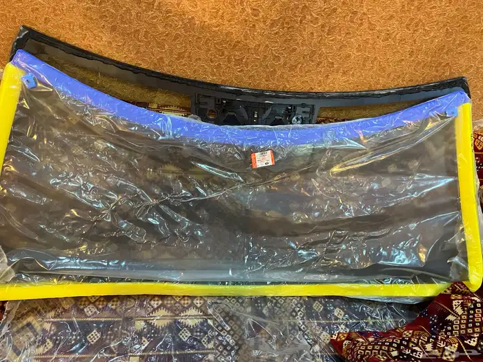 قطع غيار   زجاج امامي درجه أولى سيارة رنج روفر ديفندر 2020 2