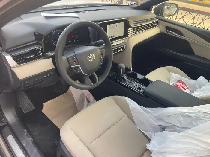 تويوتا كامري LE هايبرد 2025 اصفار اسواد 9