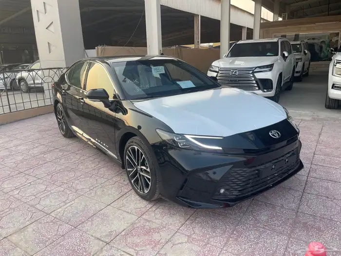 تويوتا كامري LE هايبرد 2025 اصفار اسواد 1