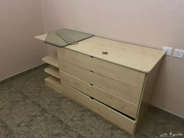 طاولة او مكتبة فيها ادراج 0