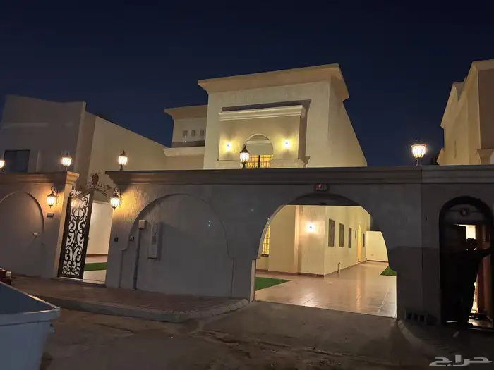 للبيع فيلا راقيه بموقع مميز بحي المنتزه قريبة جميع الخدمات 1