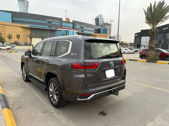 لاندكروزر VXR 2022 لوحة مميزة تم تنزيل الحد 3