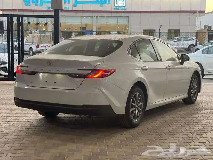 تويوتا كامري E 2025 استلام فوري لدى شركة ابن ذياب للسبارات 2