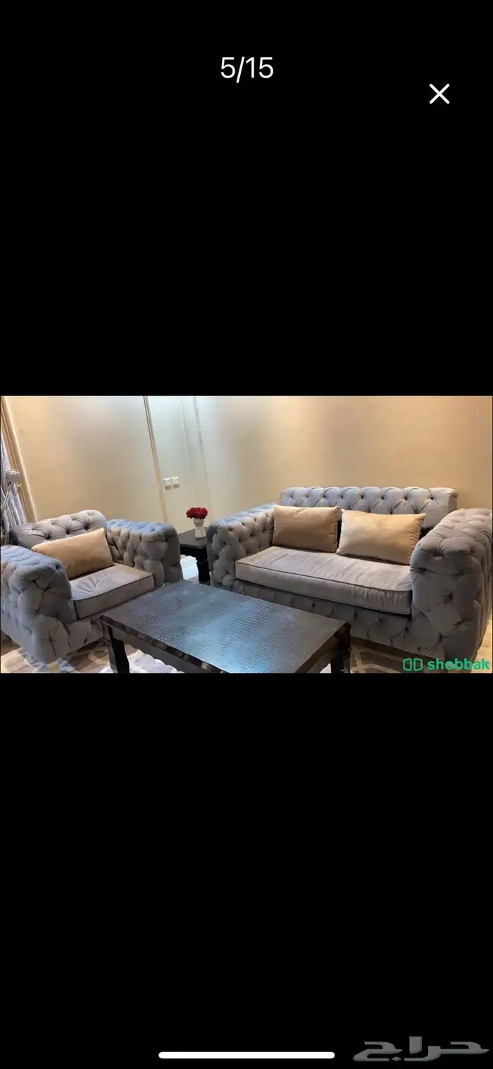 كنب رمادي وخداديات بيج مريح وفخم 4