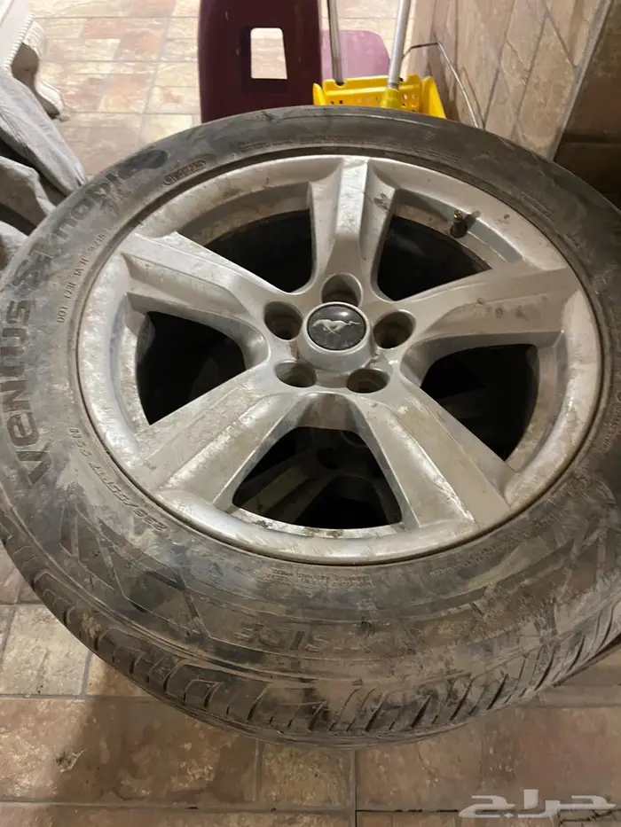 للبيع جنوط موستنج 2016 العدد خمسة مع الكفرات 0