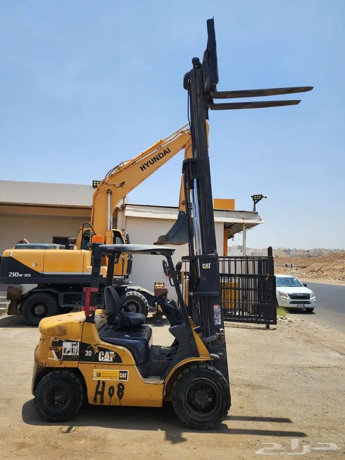 تم البيع رافعه كتربلر 3طن موديل 2012 معرض رواد المعدات 2