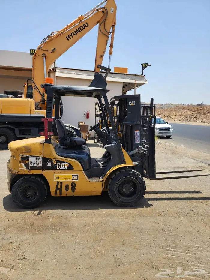 تم البيع رافعه كتربلر 3طن موديل 2012 معرض رواد المعدات 4