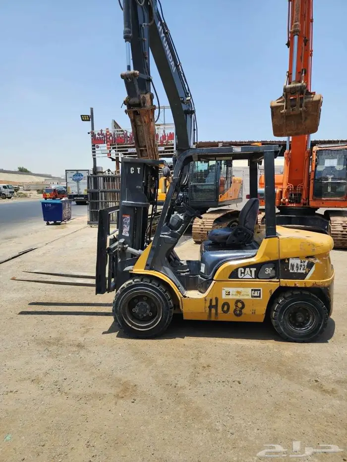 تم البيع رافعه كتربلر 3طن موديل 2012 معرض رواد المعدات 1