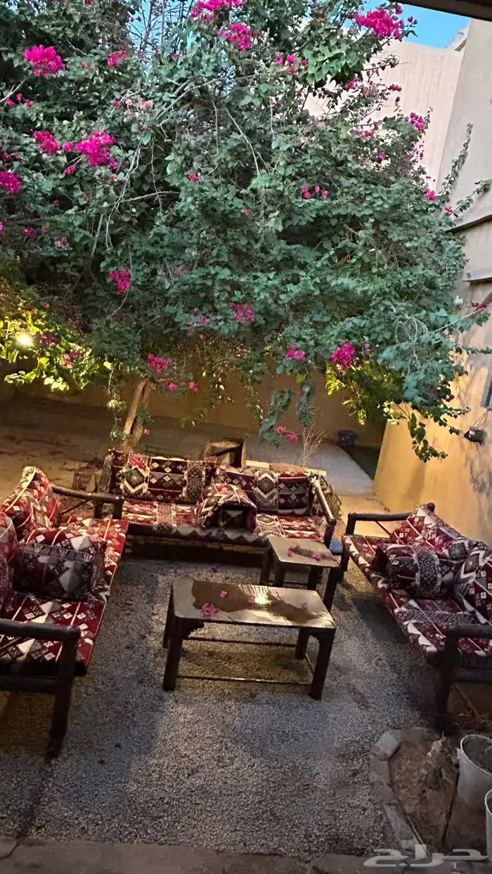 كراسي مع مخاد وطاولتين نظيفه جدا 0
