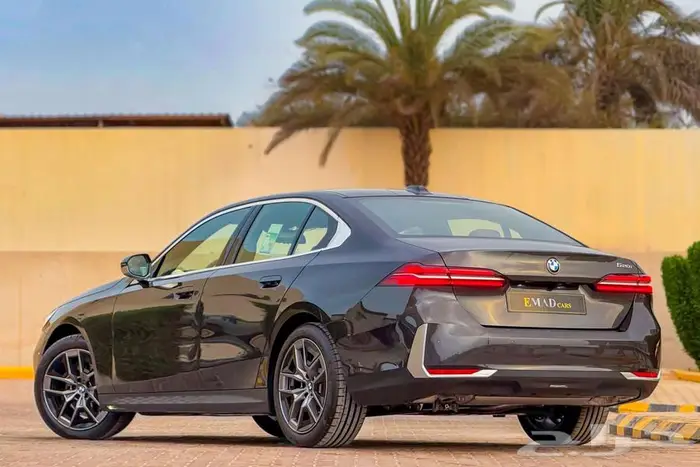 BMW 520i LAXURY 2025 رمادي غامق سعودي 3