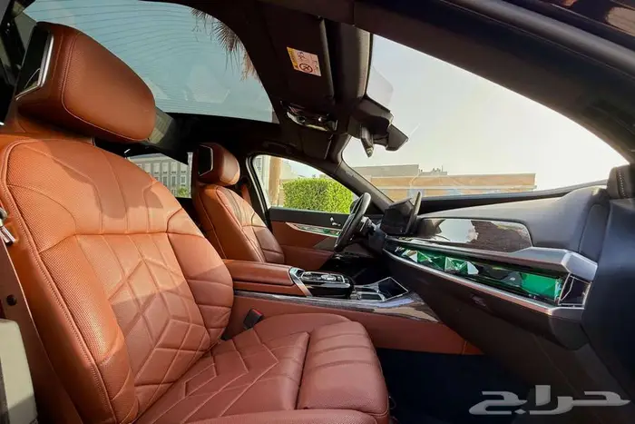 BMW 735i M KIT 2023 اسود خليجي تحت الضمان 5