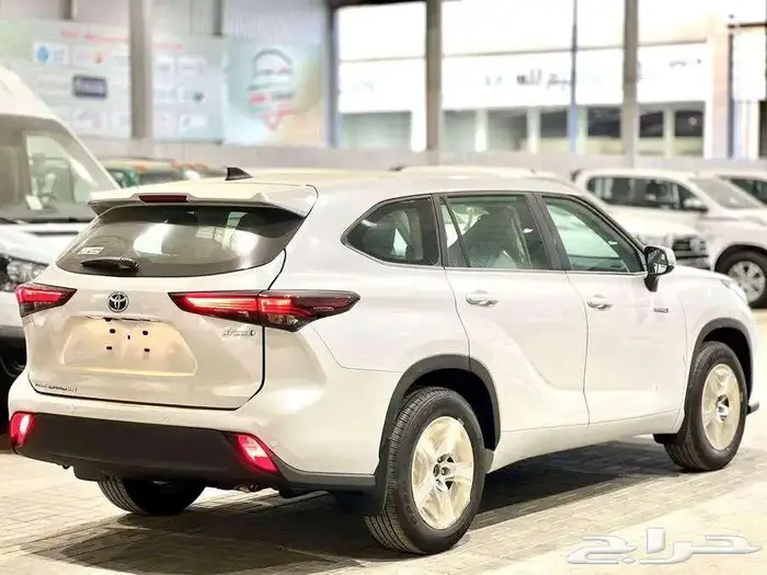 تويوتا هايلندر استاندر ونص فل GLE موديل 2025 - 2026 9