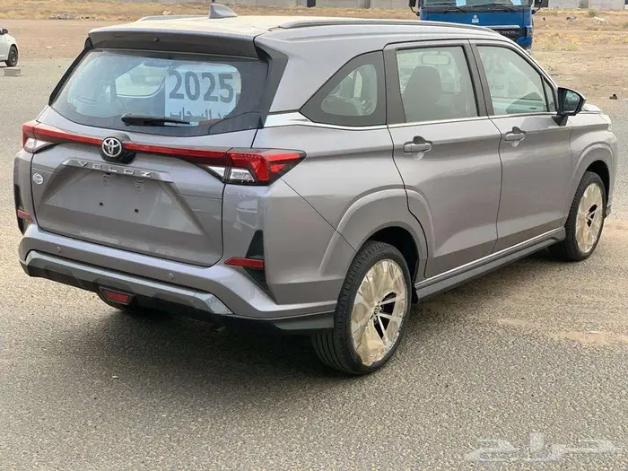 تويوتا فيلوز 2025 GLX. 12