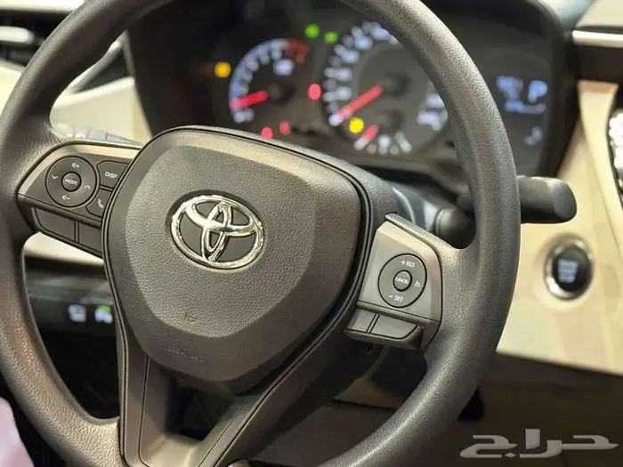 تويوتا كورولا 2025 XLI 2.0 فتحة تصميم أنيق وأداء متميز 13