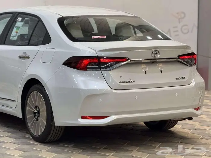 تويوتا كورولا 2025 XLI 2.0 فتحة تصميم أنيق وأداء متميز 4