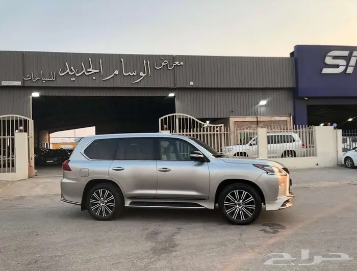 جيب لكزس LX570 (مخزن عداد قليل 77 ألف km) 40
