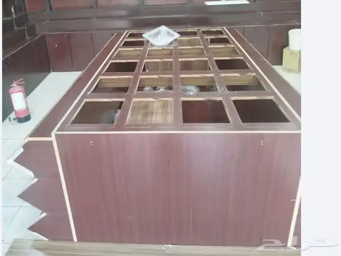 ديكور محل مع طاوله مكسرات مع أربع ثلاجه 0