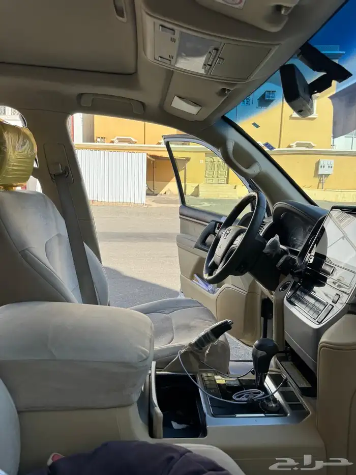 جيب لاندكروزر 12