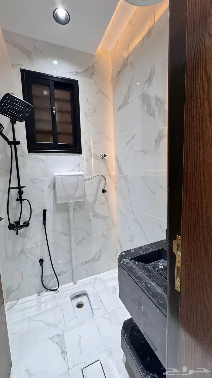 للبيع شقه 6 غرف vip مع سطح من 550 الف حى الموسى 16