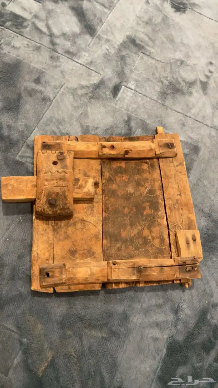 باب خشب قديم صغير 0