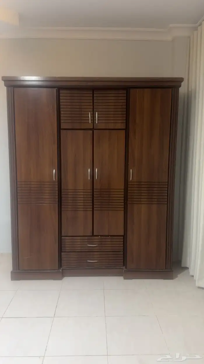 مكيف شباك للبيع متوفر 3 مكيفات و دولاب 1