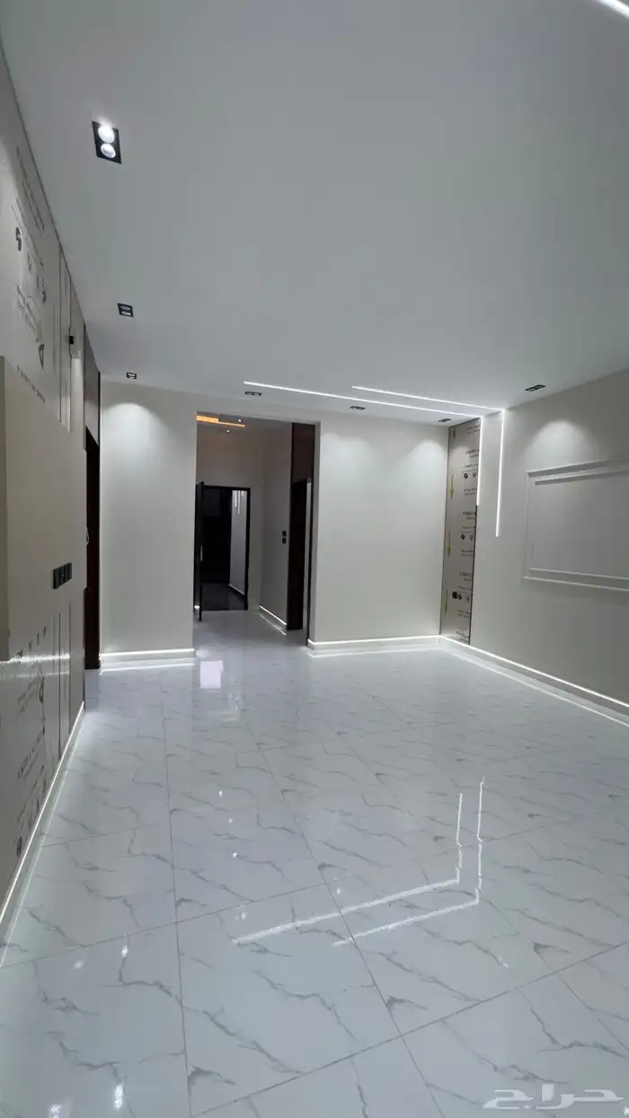 للبيع شقه 6 غرف vip مع سطح من 550 الف حى الموسى 10