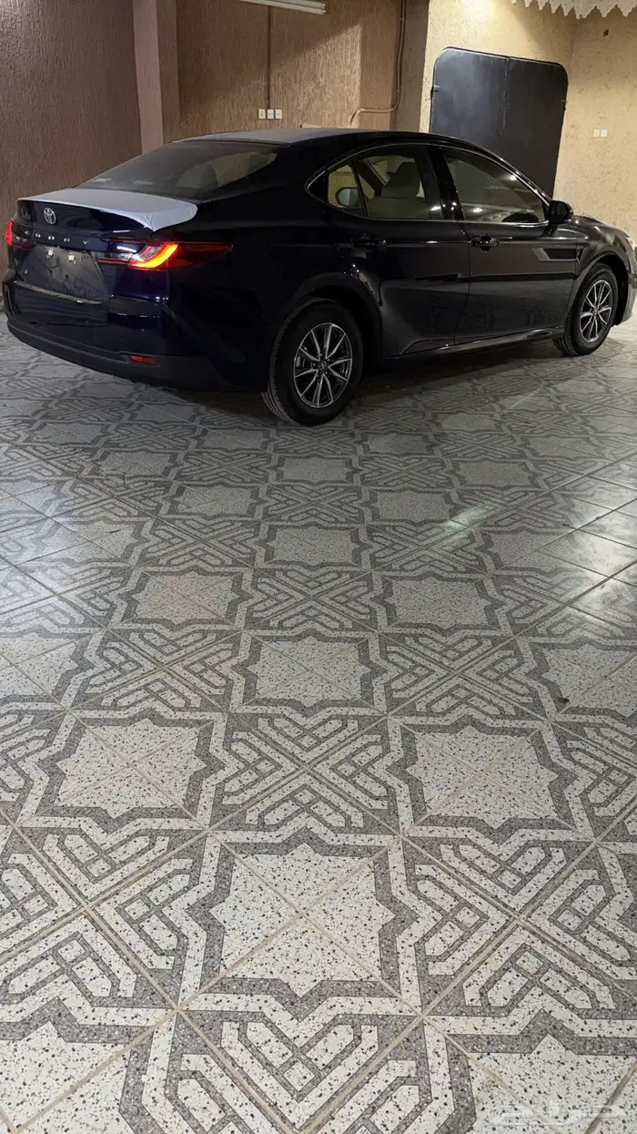 كامري 2025 كحلي ازرق غامق ستاندر بنزين E 7