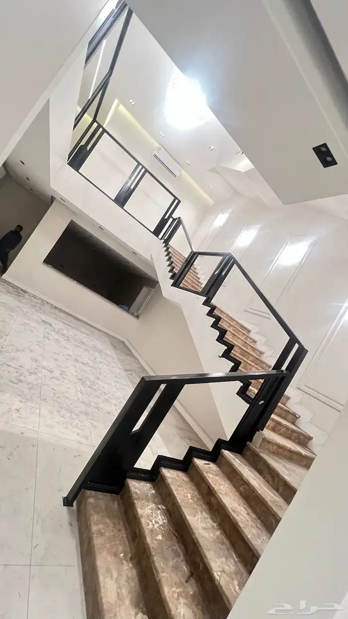 درابزين حديد مع زجاج   تصميم حديث وجودة عالية مع التركيب 2