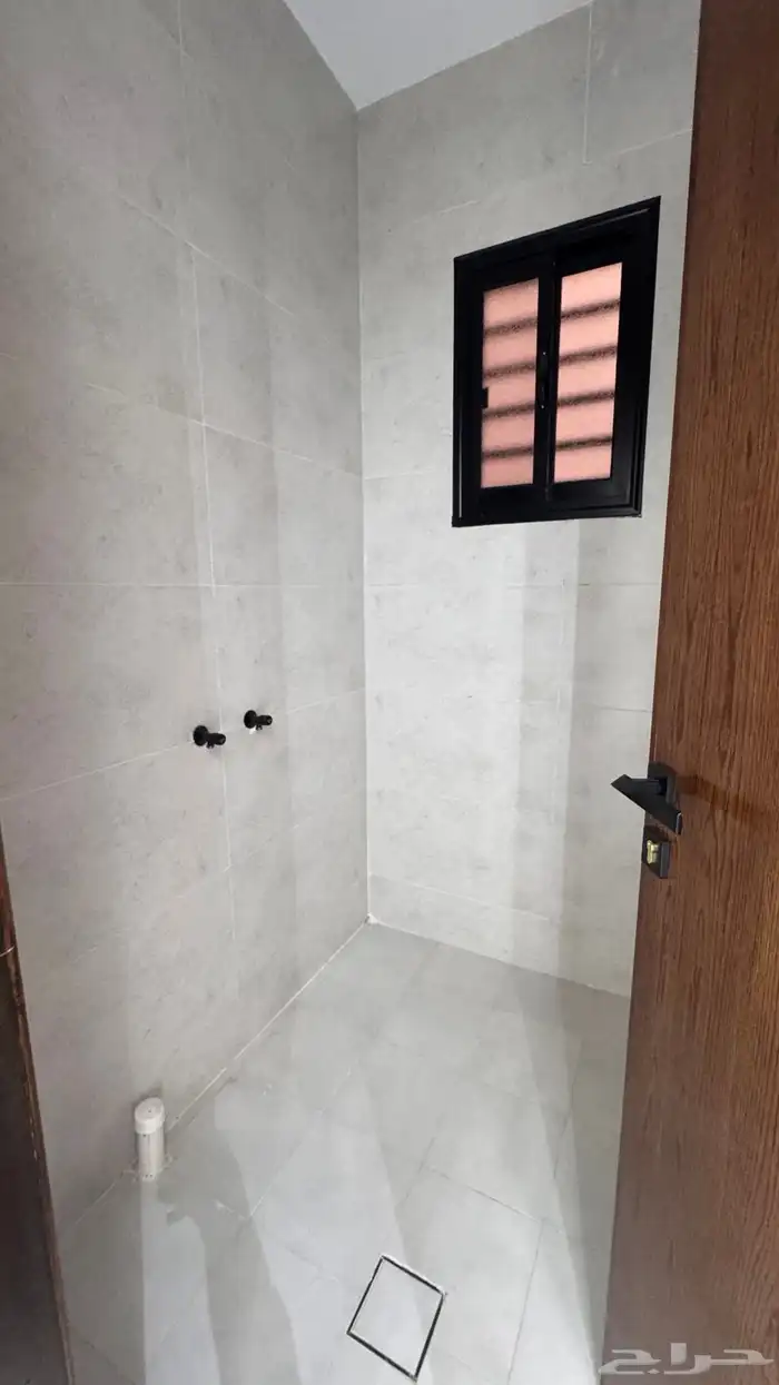 للبيع شقه 6 غرف vip مع سطح من 550 الف حى الموسى 14