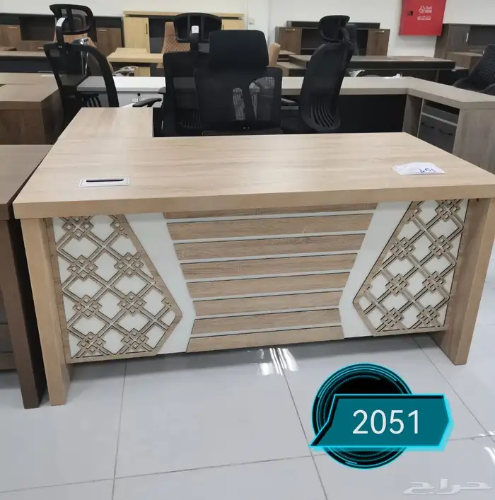 مكاتب طقم مودرن فخم و طاولة اجتماعات مع كراسي متوفر 5
