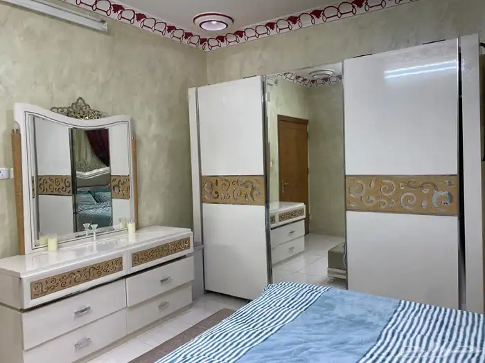 غرفة نوم و دولاب مع مغاسل فخمة جد ا 3