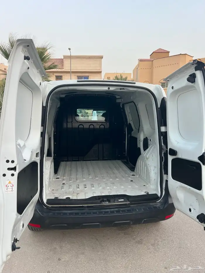 باص بضاعة فان رينو دوكر 2021 1