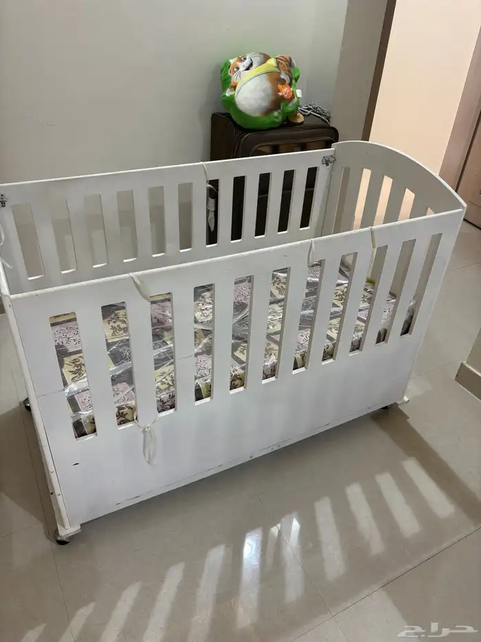 سرير اطفال ودولاب 1