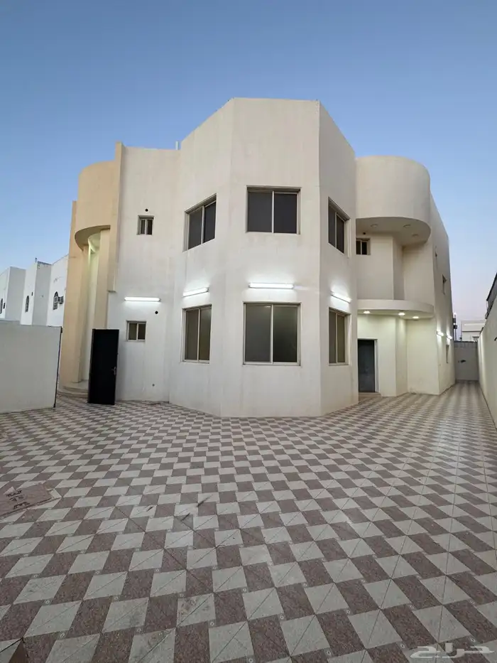 للبيع فيلا دورين درج داخلي تصميم جميل في المنتزه الشرقي 3
