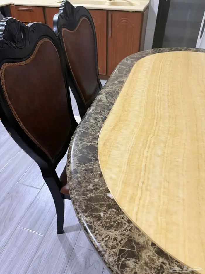 طاوله من المطلق اربعه كراسي الصامل يجي ياخذها ب400 0