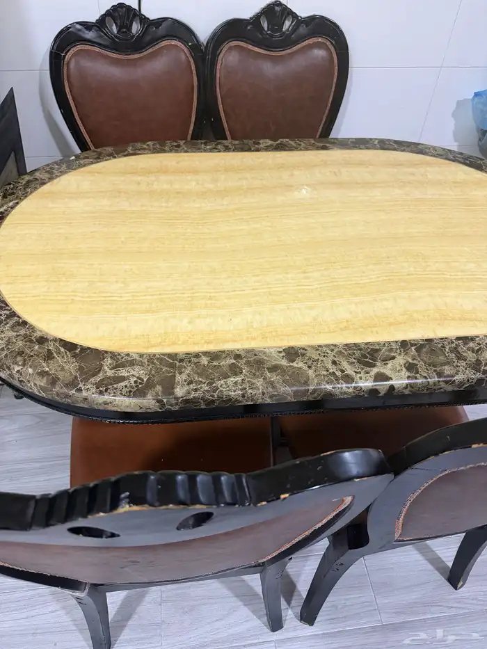 طاوله من المطلق اربعه كراسي الصامل يجي ياخذها ب400 1