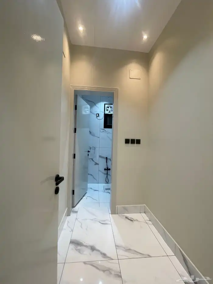 للبيع ارواف ارضيه وعلويه بحوش وبايكة سياره شمال الخميس 24