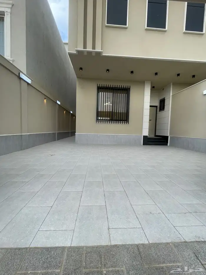 للبيع ارواف ارضيه وعلويه بحوش وبايكة سياره شمال الخميس 3