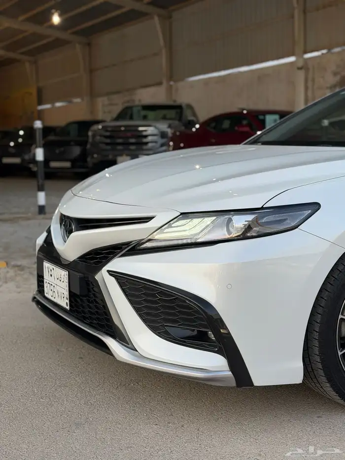 كامري SE V6 سعودي 2023 عداد قليل نظيف 3
