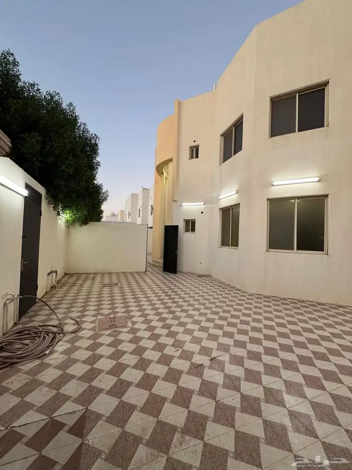 للبيع فيلا دورين درج داخلي تصميم جميل في المنتزه الشرقي 0