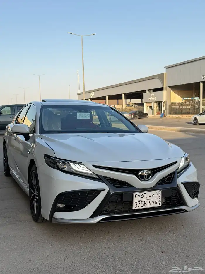 كامري SE V6 سعودي 2023 عداد قليل نظيف 2